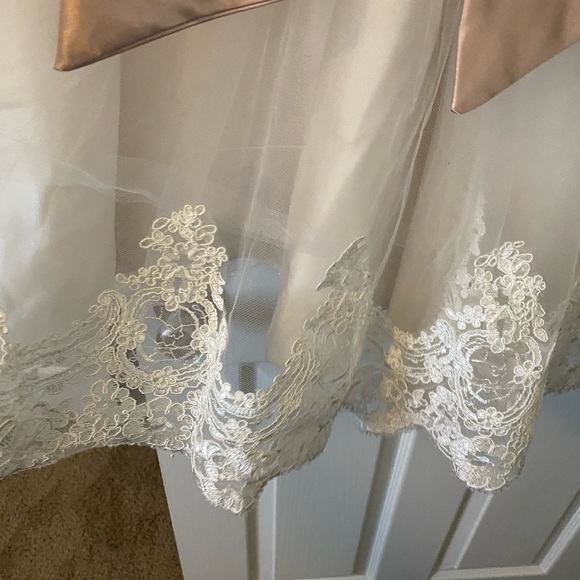 CHANTILLY PLACE - CREAM & LACE DRESS - Picture 4 of 8